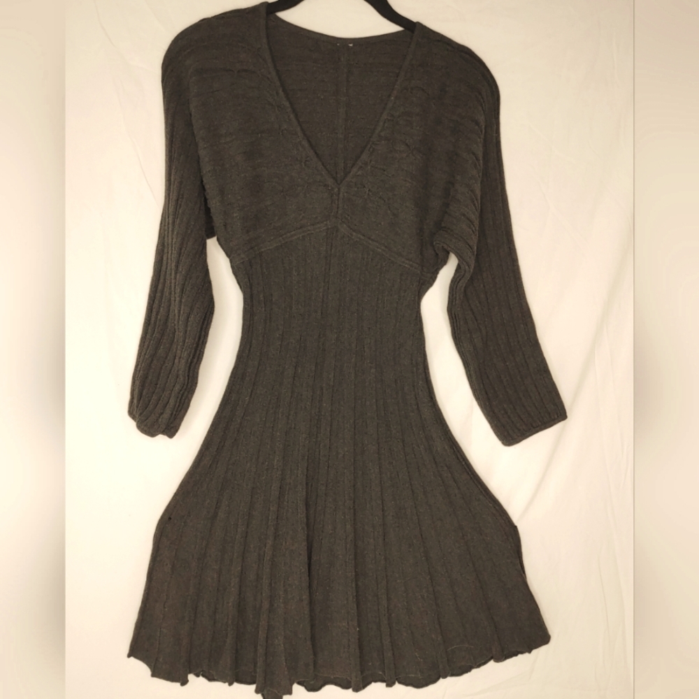 Grey Ribbed V-neck SWEATER DRESS Form Fitting Flare Skirt‎ Sz S 3/4 Sleeve